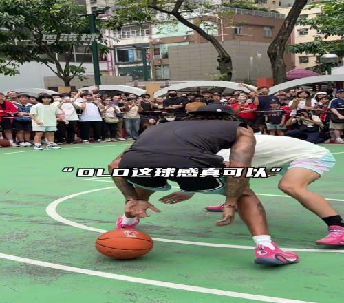 拉塞尔中国行被壮小伙对抗打急了，越战越勇，随后中场三分收比赛