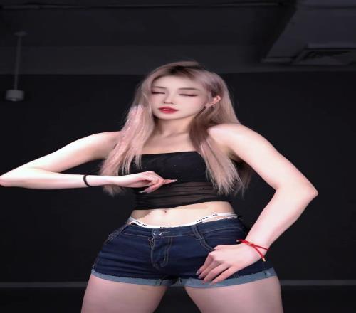 辽宁啦啦队元Abby热舞这身穿搭也是别出心裁了