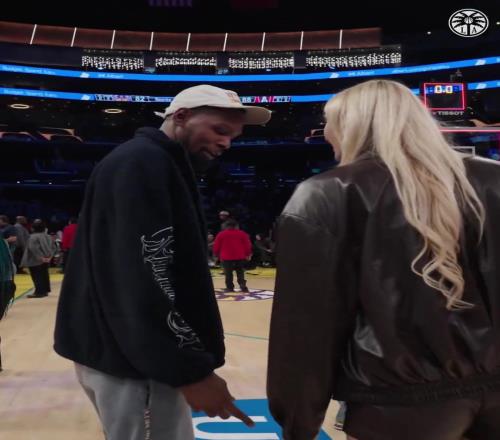 心系篮球！杜兰特现场观战WNBA，与库里教妹布林克拥抱交谈