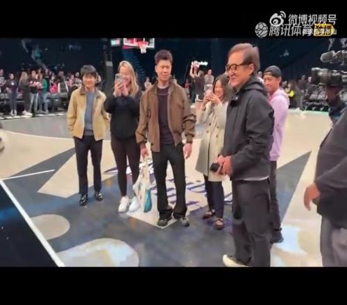 大哥的气场！成龙现身WNBA赛场，与“女库里”约内斯库合影