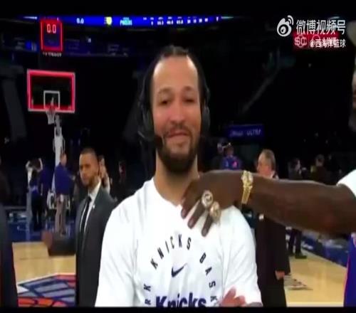 传递运气布伦森采访时JR狂揉前者肩膀，炫出两枚总冠军戒指！