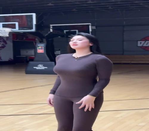 肘子姐穿上紧身衣让身材显得更加丰满