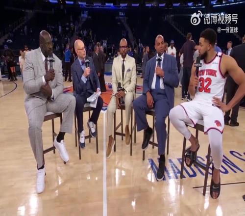 巴克利：你为什么总是犯这些愚蠢的犯规唐斯：只有上帝知道