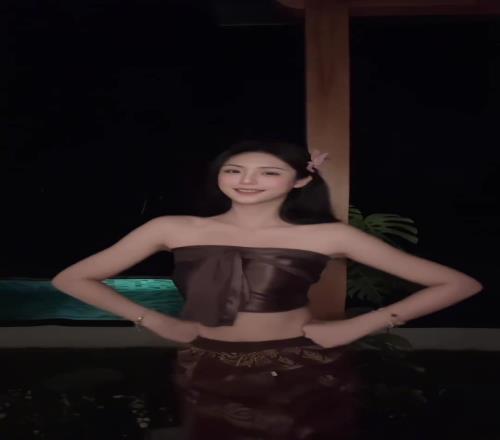 这穿搭是什么风格哈凉快！卓识穿着短裙尬舞：今天吃粽子了吗