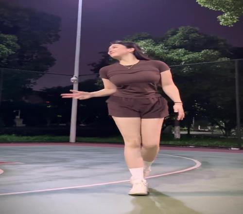 这谁防得住国产卡戴珊肘姐：抬手我就知道球进不进