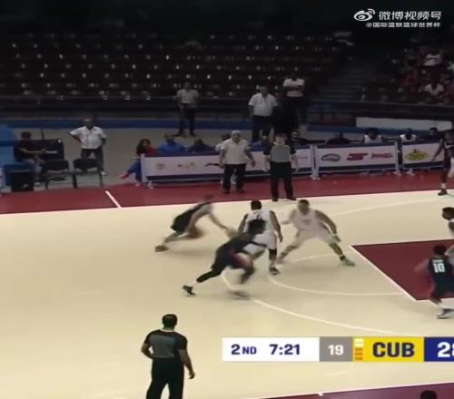 太秃然了身穿美国队球衣的卡鲁索，居然能上演隔人暴扣！