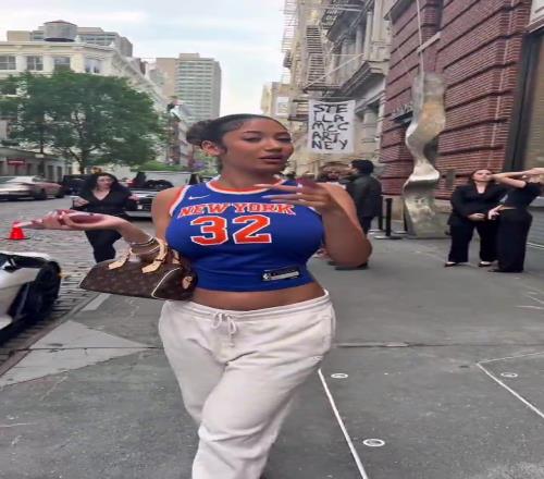 哇塞！一丰满尼克斯女球迷身穿唐斯球衣，真是太吸引眼球了