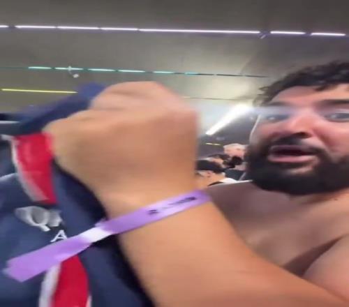 活久见！马赛老哥脱下了国米球衣马上反水穿上大巴黎球衣
