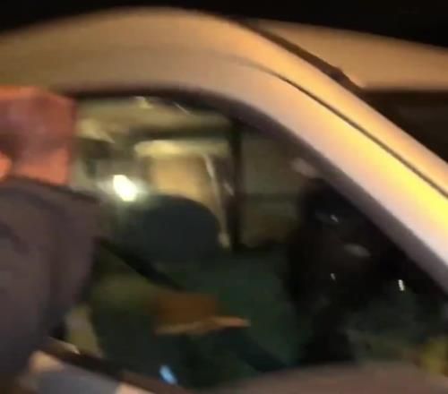 巴黎不少人开始袭击路边车辆了这夺冠咋变成夺人了啊！