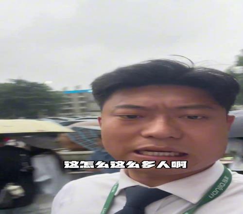 笑死！博主本想问路，结果被南京球迷“绑架”看了场苏超
