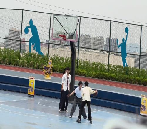 小鲜肉周震南打野球这试探步看着有点东西但不多