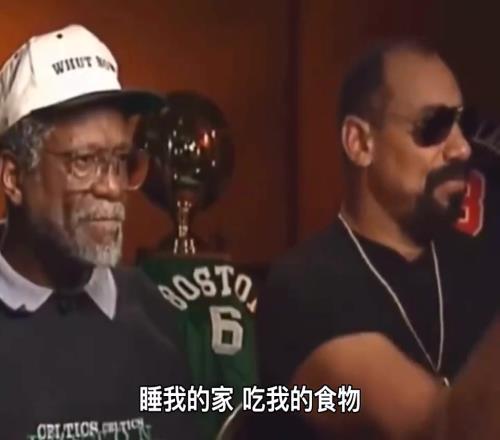 张伯伦打趣：拉塞尔睡我家吃我东西第二天还要打爆我