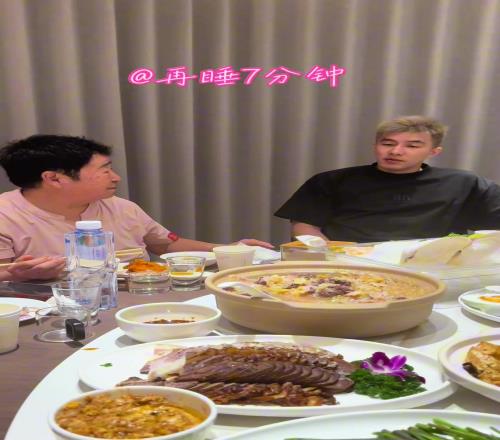 郭艾伦和姥姥吃饭，东北饭桌热情的样子