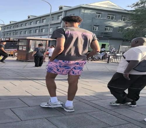太显眼了哈！网友在北京天坛南门偶遇中国行的文班亚马