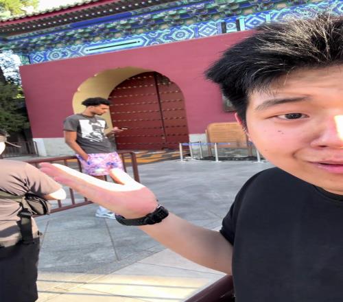 这人谁这么瘦，会打篮球吗