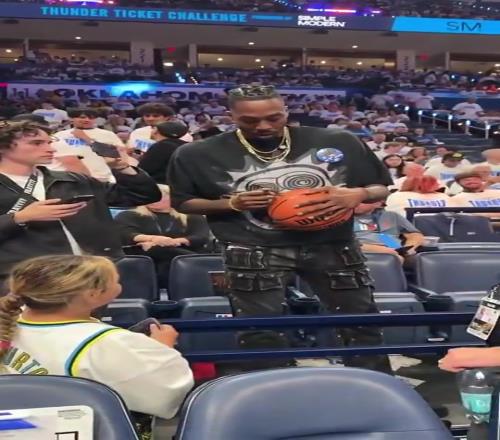 身材保持得真好！霍华德来到NBA总决赛现场，给球迷签名