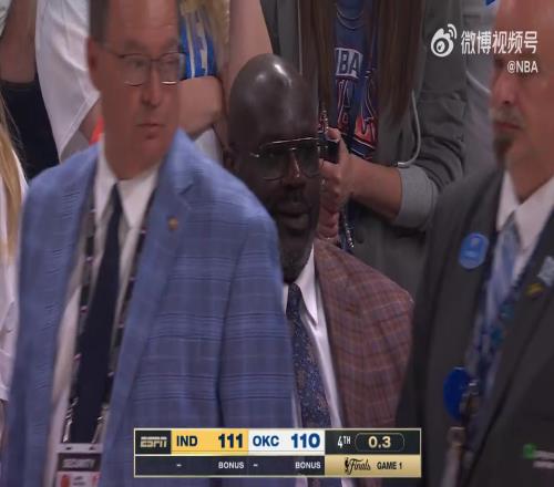 哈利伯顿绝杀后，镜头给到哈利父亲和奥尼尔，两人都惊呆了！