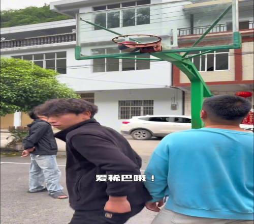 好精准的投篮，一看就是奔着脸去的