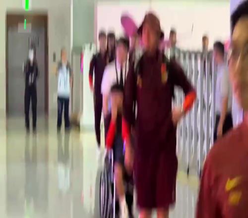 依旧火爆！国足落地重庆，不少球迷热情接机，高喊加油