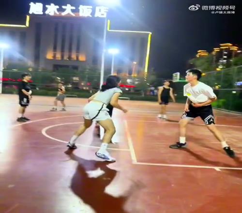 打篮球的女生！这漂移跳投可还行