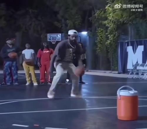 什么叫人球一体！看欧文运球真是主打一个随心所欲啊