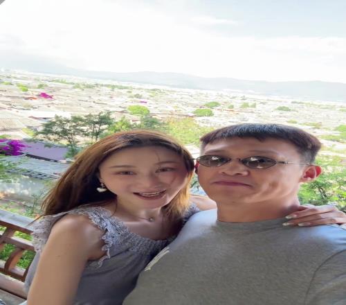 享受生活啊！周鹏携娇妻度假：丽江美不美