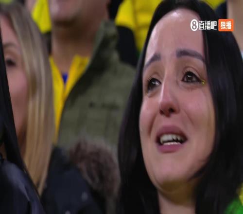 你怎么了妹妹！巴西队奏国歌，女球迷泪流满面