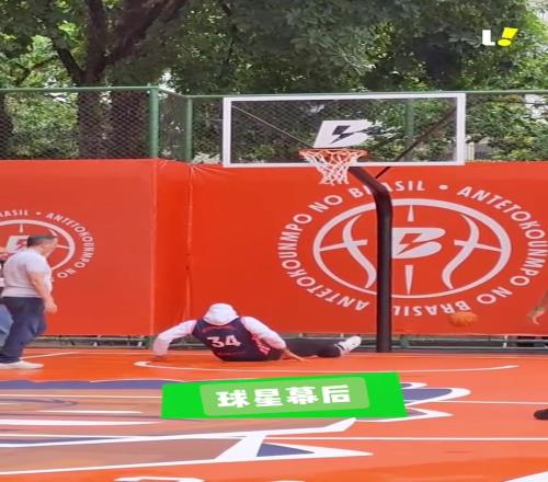 字母哥球迷活动致敬库里地滑之秀