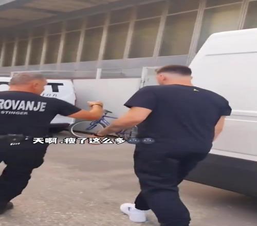 天啊，瘦了这么多！看来私底下没少锻炼呢