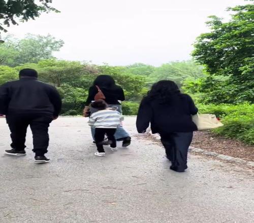 旁边是保镖网友在纽约的一个公园偶遇瓦妮莎带着三个女儿在游玩