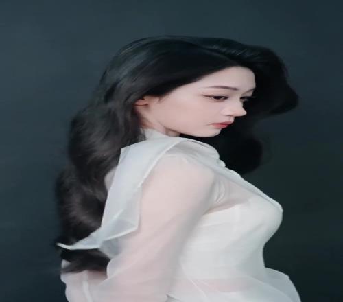 美啊！美女主播婧雯一身白色的纱裙穿搭：纯白战神