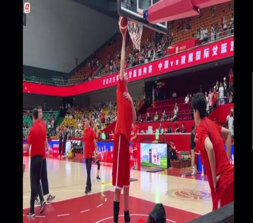 惊人热身方式全球独一份！2米26女巨人张子宇竟如此离谱热身