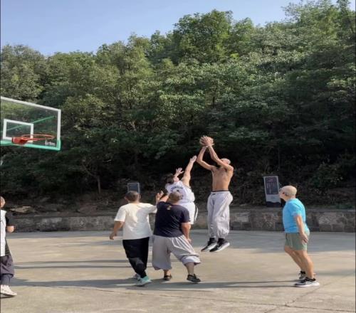 第一高僧欺负人文班在少林寺打球还用跳投！出手点都比筐高了