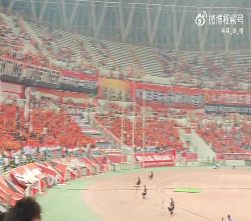 比赛还没结束，现实拍泰山球迷场高喊：崔康熙下课！