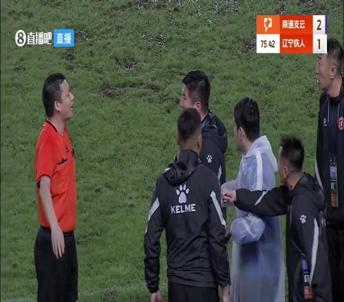 重大误判辽宁铁人禁区内造对手手球裁判无动于衷，李金羽怒斥