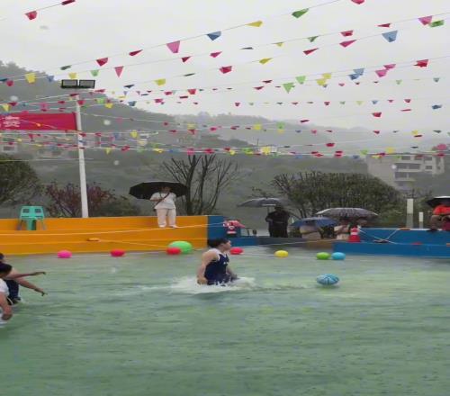 在贵州体验过了雨球姑妈篮球这次来体验一下水上篮球！