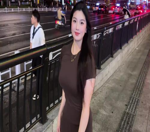 曼妙身姿韵悠扬！国产卡戴珊的肘子姐出门逛街：魅力这一块