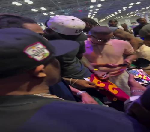 詹姆斯和好友追梦格林出席FanasticsFest活动