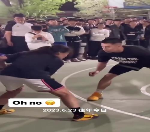 女生1V1单挑晃趴男生，连站都站不起来了