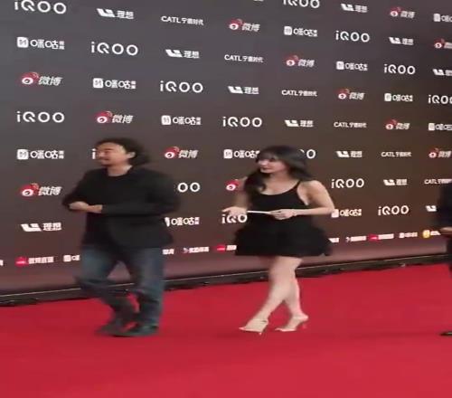 美娜此前和峰哥一起出席活动，这身装扮真的可以哦！