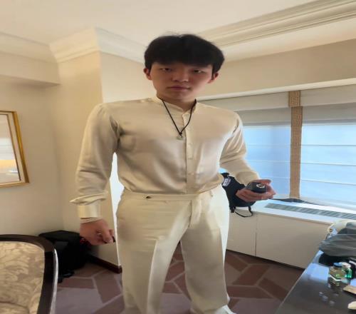 自信！杨瀚森选秀大会出发前露出鬼魅一笑