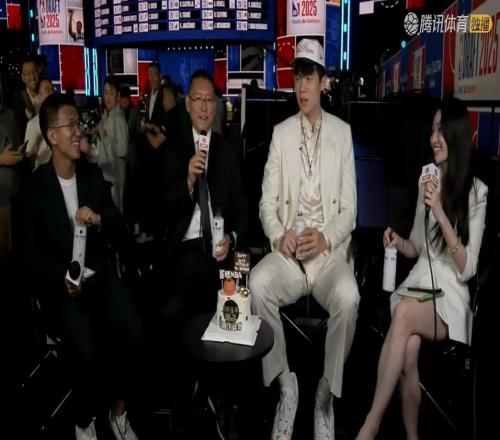 前方女记孟超和经纪人一起给杨瀚森过生日！现场吃蛋糕喝代言饮料