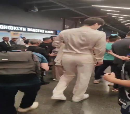 杨瀚森现身选秀大会现场外国球迷们争相与其合照