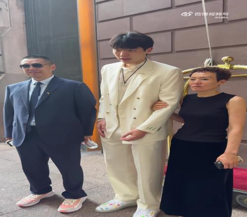 选秀大会堪比高考查分！杨瀚森父母也来到了纽约为儿子助阵