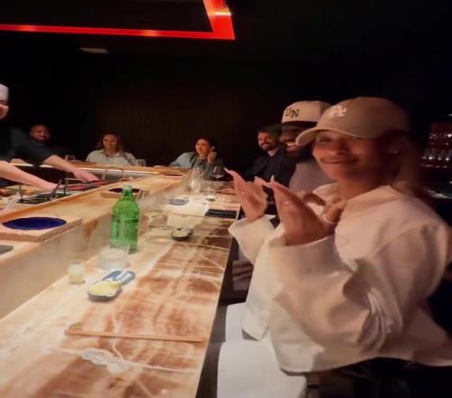 不愧是好基友！詹姆斯夫妇和乐福一起吃寿司烤肉
