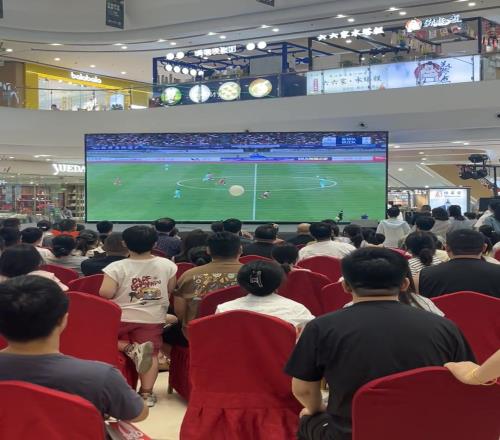 全民看足球！老百姓在商场看苏超