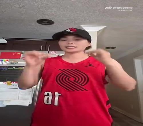 挺好看！女球迷：我把杨瀚森球员版250美元价格砍到了238美元