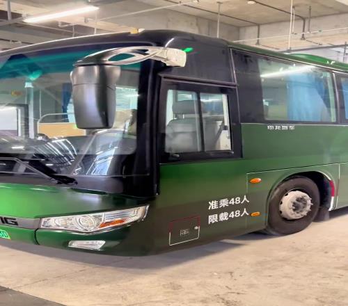 近距离实拍新涂装的国安大巴：正式迈入新能源时代