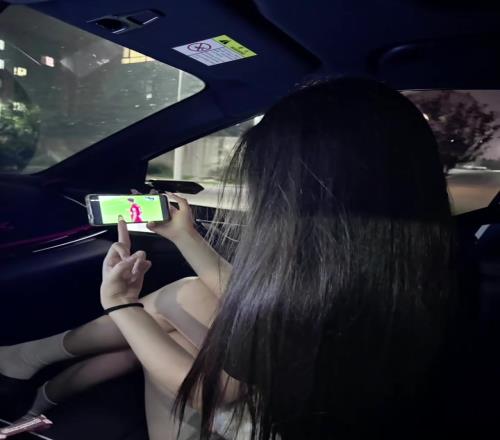 泰山女球迷对着手机上的裁判竖中指