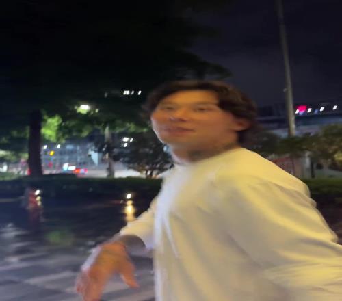 我以为侯永永呢张琳芃热情地招呼路人，现场有说有笑